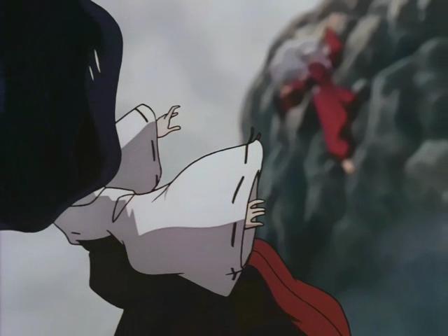 Otaku Gallery  / Anime e Manga / Inu-Yasha / Screen Shots / Episodi / 022 - Il sorriso malvagio, Kikyo tra la vita e la morte / 067.jpg